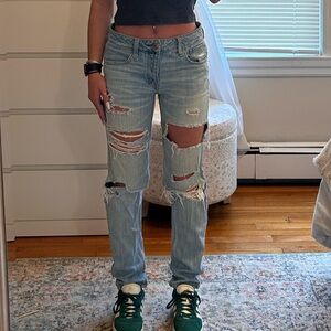 American Eagle Tomgirl Distressed Jean